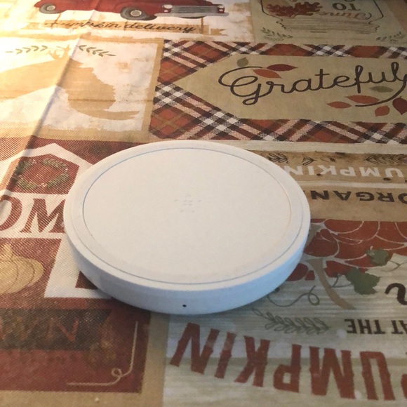 ๐๏ธ Belkin Phone Charging Platform - Picture 1 of 5